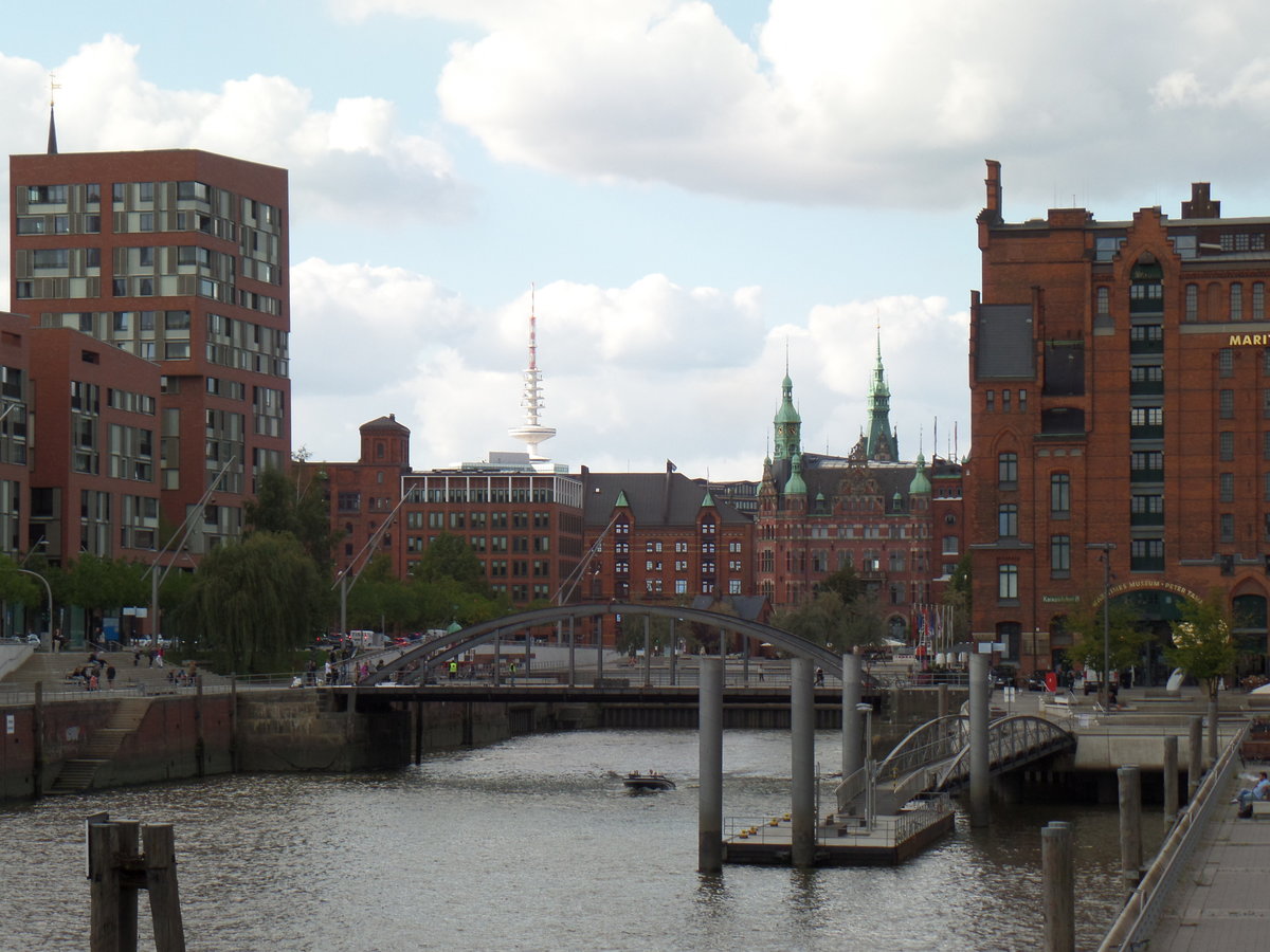 Hamburg am 13.9.2018. Blick ber den Magdeburger Hafen auf die Speicherstadt /