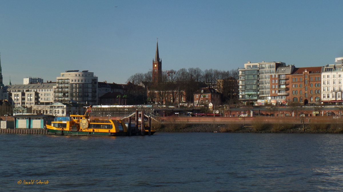 Hamburg am 14.2.2018: Hafenstrae mit der St. Pauli-Kirche im Hintergrund /