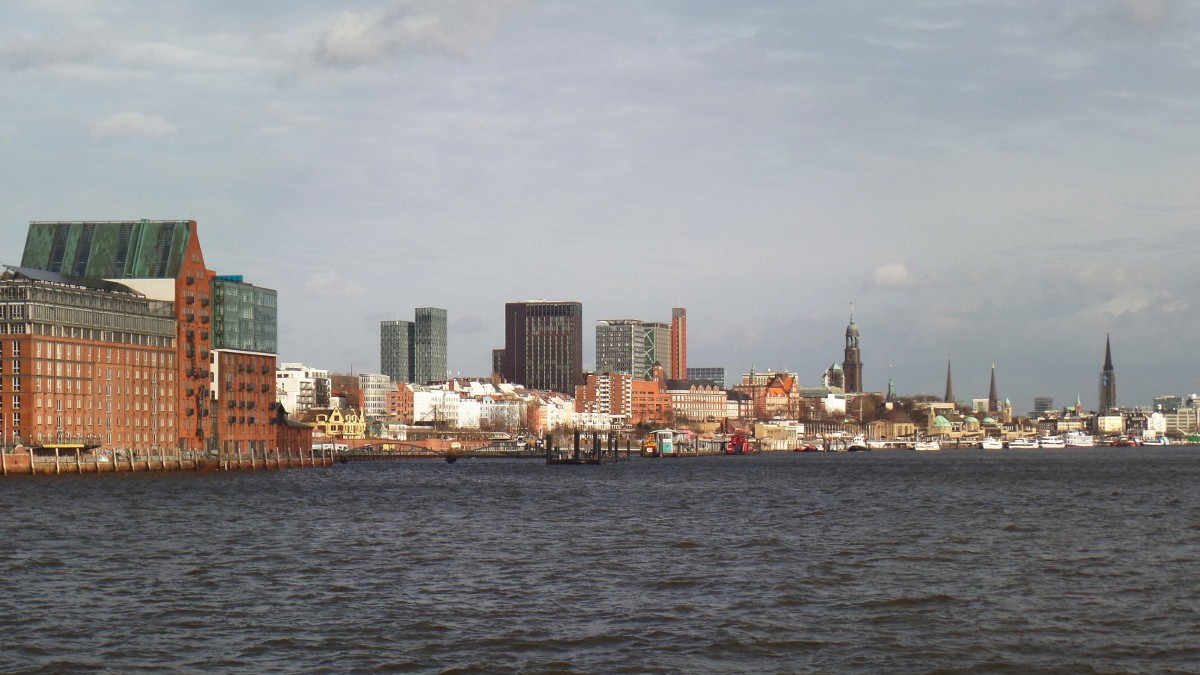 Hamburg am 15.2.2014: Blick von einer HADAG-Fhre auf den Stadtteil St. Pauli von Altona bis fast zur Hafencity