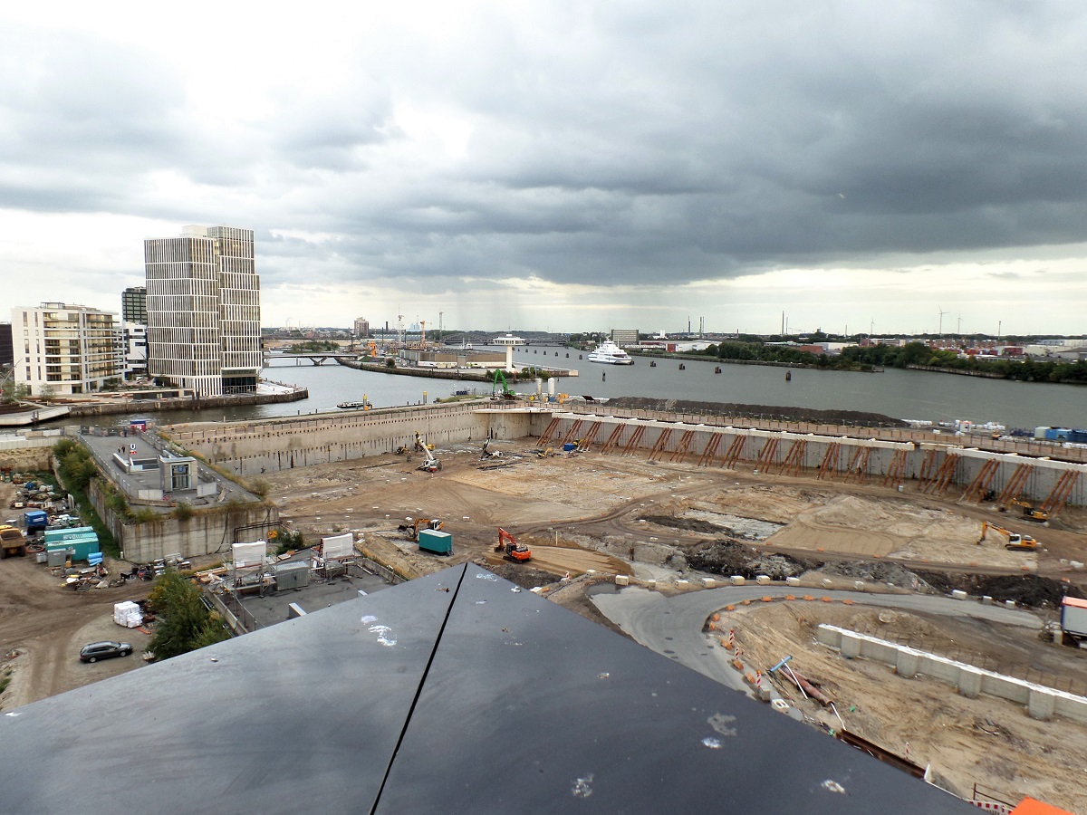 Hamburg am 15.9.2018: Baustelle Hafencity, sdliches berseequartier, hinten der Baakenhafen, daneben ein neues Wohnquartier und daneben die Norderelbe /