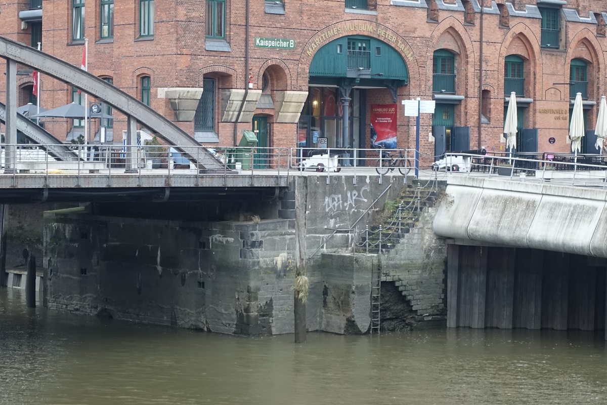 Hamburg am 16.11.2021: vor dem Internationalen Maritime Museum, Brckenlager mit historischer Treppe als Zugang zum Wasser, durch den stndigen Tidenhub etwas marode /