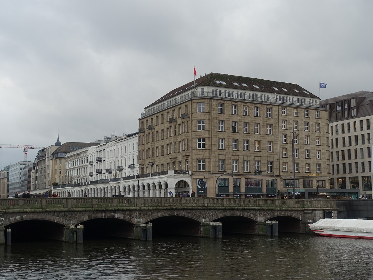Hamburg am 17.1.2019: Blick auf die Reesendammbrcke mit der Durchfahrt zur Kleinen Alster und anschlieend zur Elbe und den Alsterarkaden an der Kleinen Alster