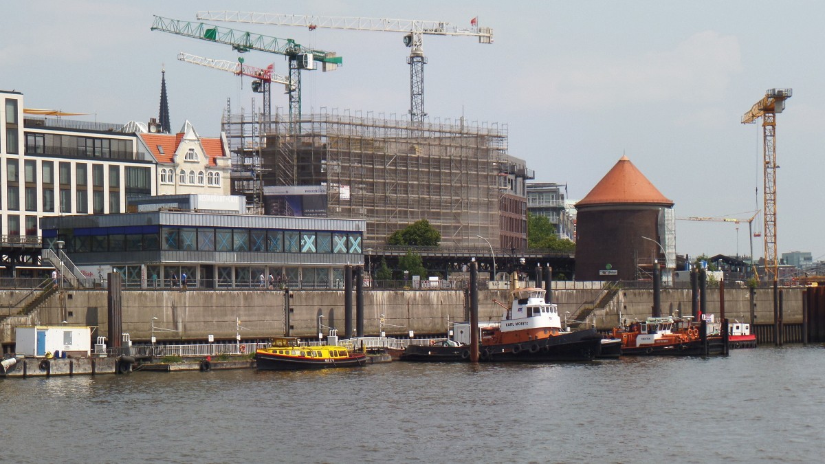 Hamburg am 18.7.2014: Elbe, Sielponton (Vorsetzen), hier wird z.Zt. (Dez. 2015) die Hochwasserschutzmauer auf 625 m Lnge um bis zu 1,7 m hher neu gebaut, das Restaurantgebude befindet sich jetzt  im Abbruch  /