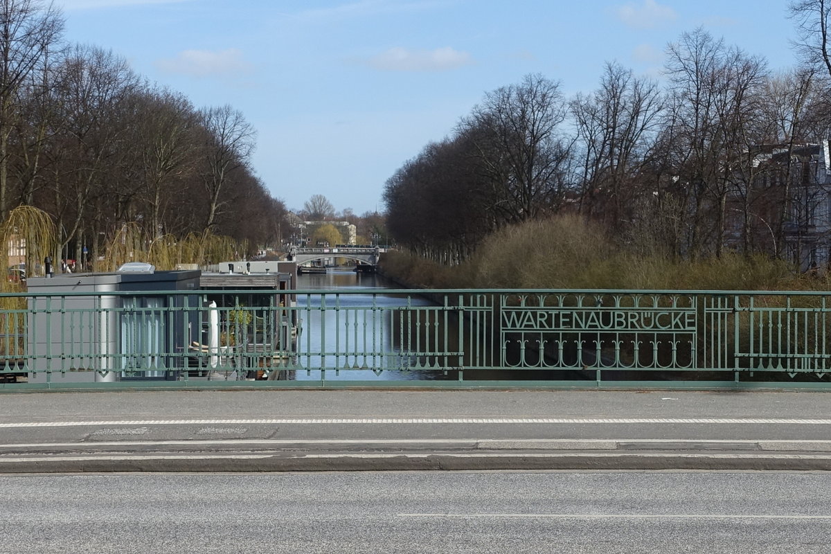 Hamburg am 21.3.2021: Blick von der „Wartenaubrcke“ auf den „Eilbekkanal“ mit den seit 2009 an der linken Seite liegenden Hausbooten, der Eilbekkanal ist die kanalisierte Verlngerung des Flusses „Wandse“ und mndet in die Alster /