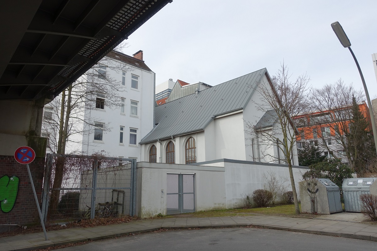 Hamburg am 21.3.2021: Blick von hinten auf das Kirchenschiff der 1899 erbauten katholisch-apostolischen Kirche im Stadtteil Uhlenhorst, sie wurde zwischen 2 Wohnhusern erbaut