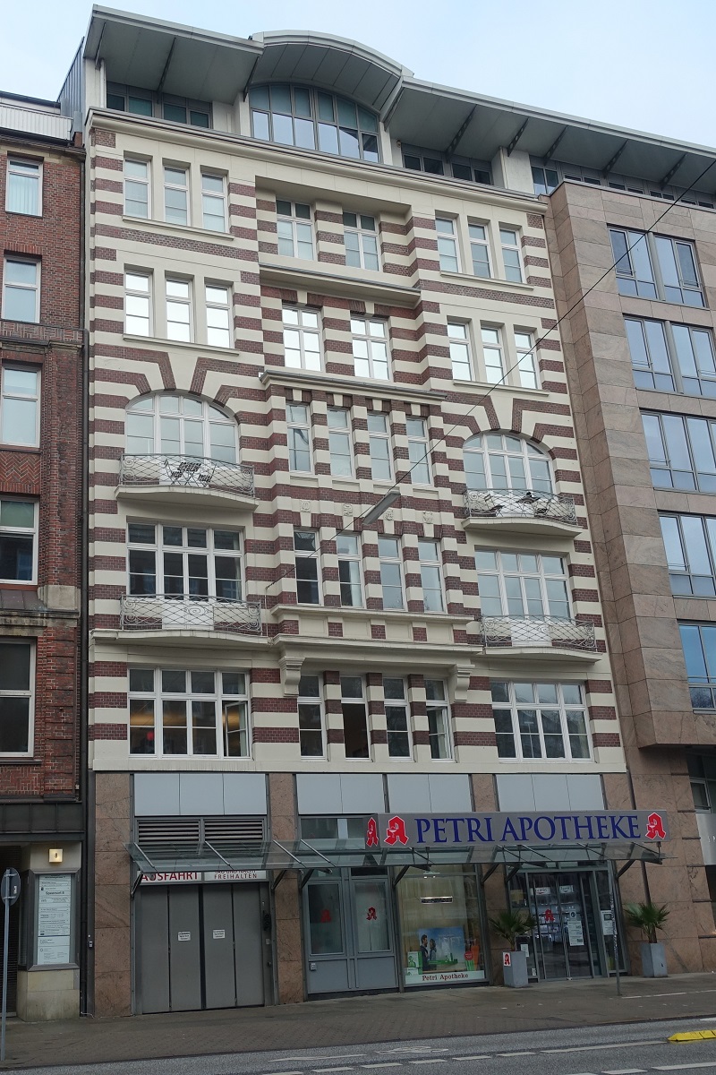 Hamburg am 23.1.2022: das 1911 erbaute Kontorhaus „Wattyhaus“ (seit 1992 Speersorthaus) am „Speersort 6“ im Stadtteil Hamburg-Altstadt, mit der aufflligen, rot-weien Klinkerfassade/
