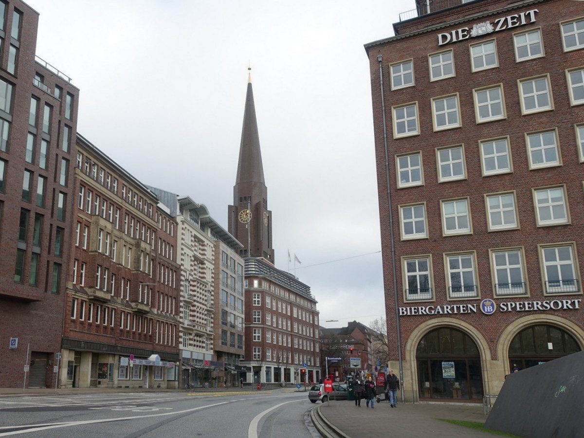 Hamburg am 23.1.2022: Blick vom Domplatz auf einen Teil der Bebauung in der „Steinstrae“ mit der Jakobikirche im Hintergrund /