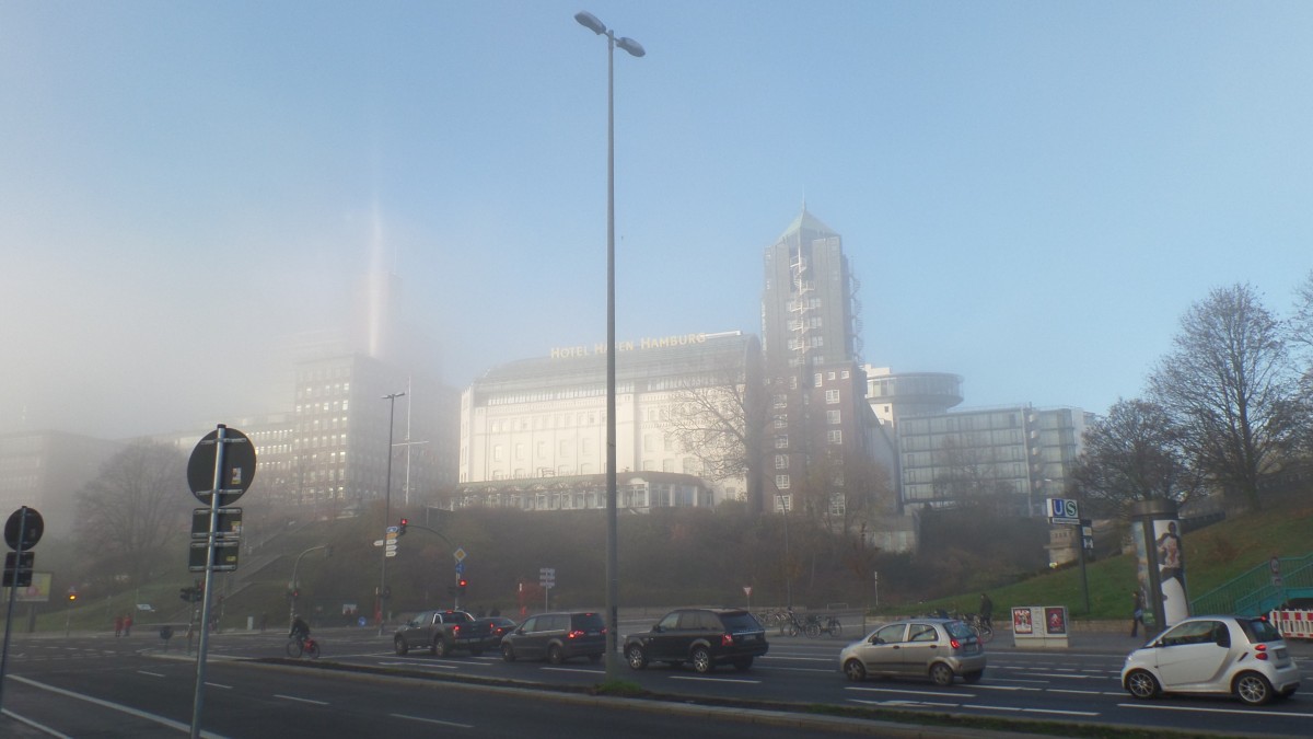 Hamburg am 25.11.2014, einem Nebeltag:  Landungsbrcken mit dem Hotel Hafen Hamburg.