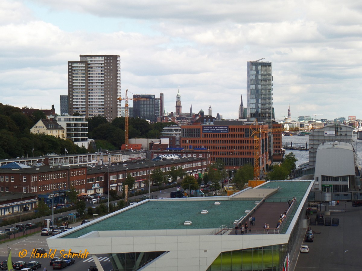 Hamburg am 26.8.2014: Blick vom Docklandgebude auf den Edgar-Engelhard-Kai (Kreuzfahrtterminal Altona) und die Kulisse von St. Pauli