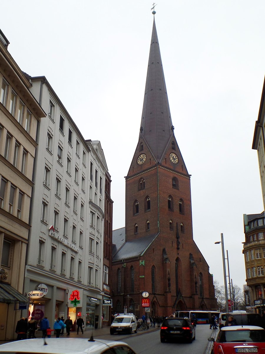 Hamburg am 27.1.2018: Die Sankt-Petri-Kirche an der Ecke Mnckeberg-/Bergstr. ist nach dem Apostel Paulus benannt. Der Turm ist 132 Meter hoch und kann ber 544 Stufen bis in eine Hhe von 123 Metern bestiegen werden. Sie ist eine der fnf Hauptkirchen Hamburgs.