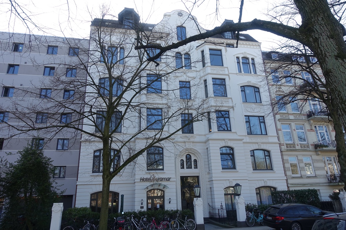 Hamburg am 27.3.2022: Denkmalgeschtztes Wohnhaus in Hamburg-Hohenfelde, heute als Hotel genutzt /