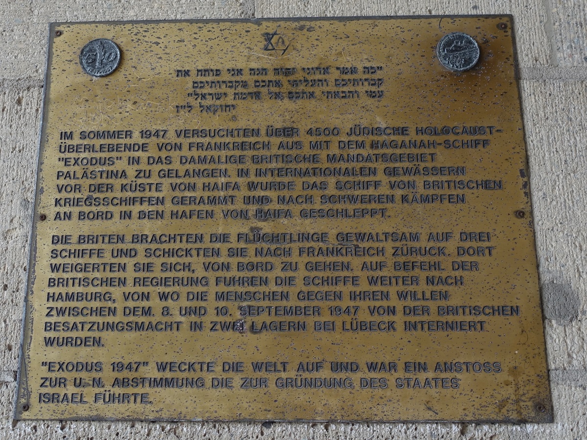Hamburg am 28.3.2022: Landungsbrcken, Uhrturm/Pegelturm, an der Nordseite befindet sich diese Gedenktafel an das Jahr 1947