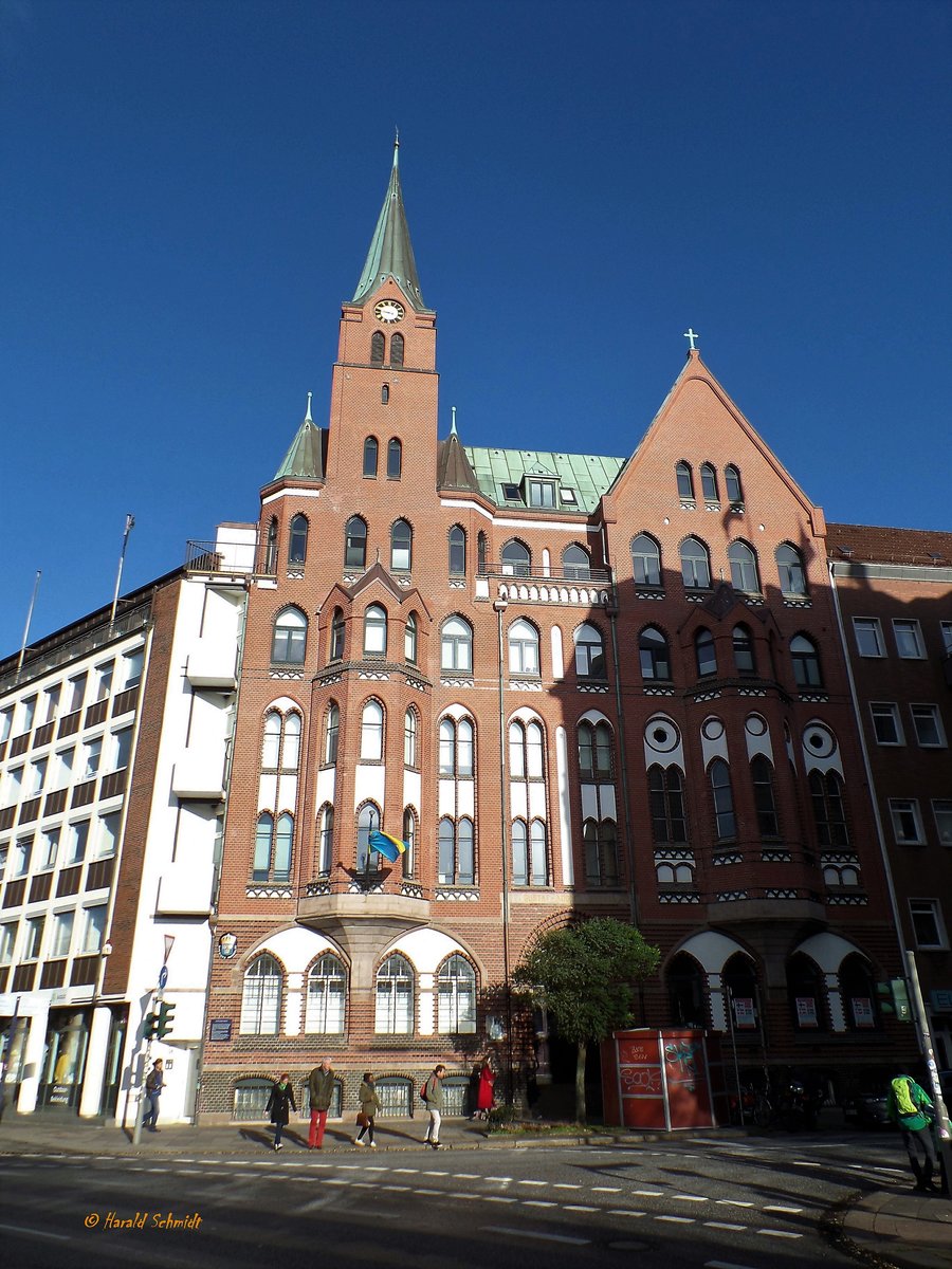 Hamburg am 29.10.2017: die Schwedische Gustaf-Adolfs-Kirche in der Ditmar-Koel-Strae, Ecke Johannisbollwerk  /