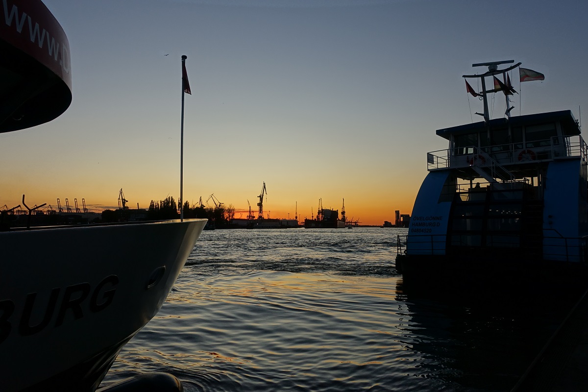 Hamburg am 30.10.2019: Sonnenuntergang auf der Elbe, Foto von den Landungsbrcken /