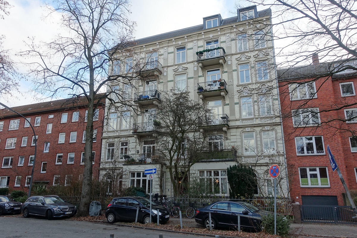 Hamburg am 3.1.2021: ein einzelnes im Krieg nicht zerstrtes Haus, erbaut ca. 1900, zwischen zwei  in den 1950er Jahren erstellte „Neubauten“ im Stadtteil Uhlenhorst  /