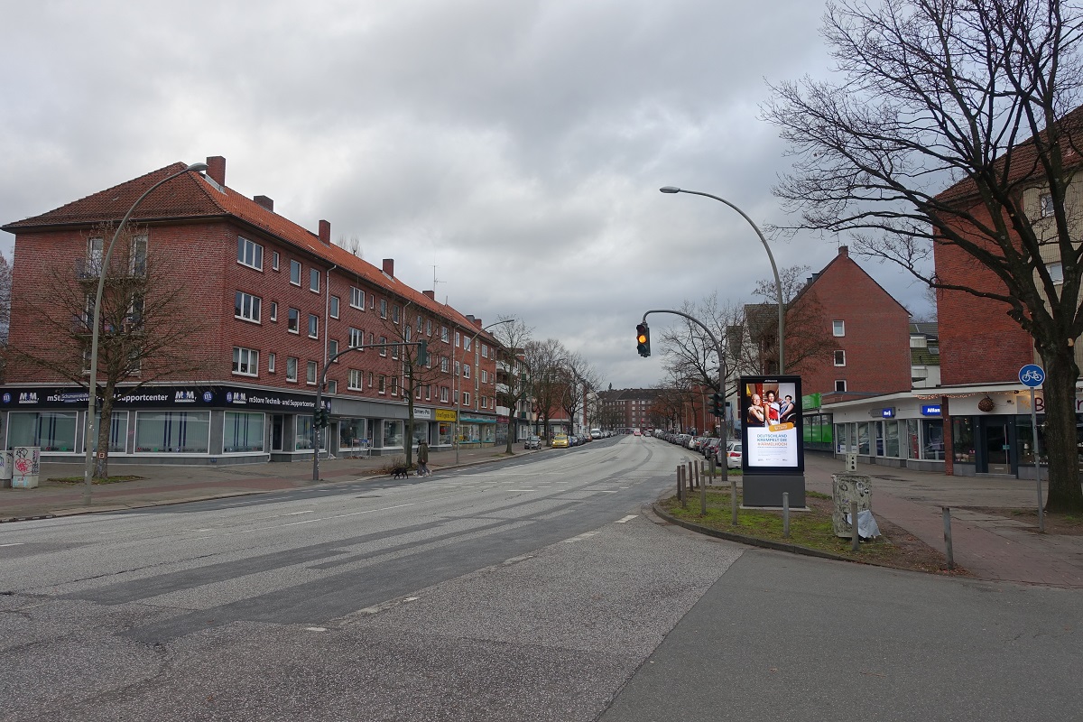 Hamburg am 3.1.2021: trostlos leere Bundesstrae 5 die die Stadtteile Barmbek-Sd (linke Seite) und  Uhlenhorst (rechte Seite) trennt  /