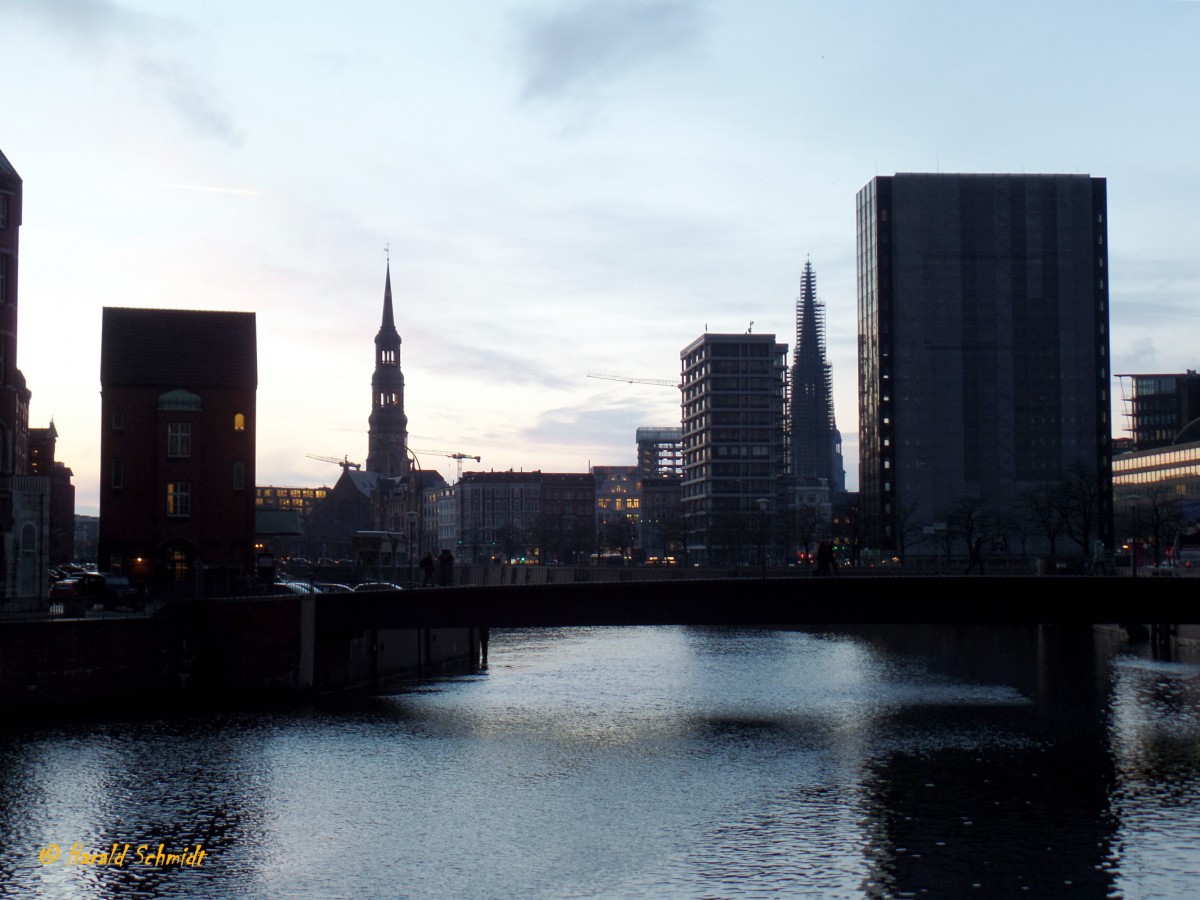 Hamburg am 3.2.2015: Blick von der Oberbaumbrcke (im abendlichen Gegenlicht) Richtung Westen in den Zollkanal mit Katharinenkirche, Turmruine St. Nikolai und den Husern an der Ost-West-Str.
