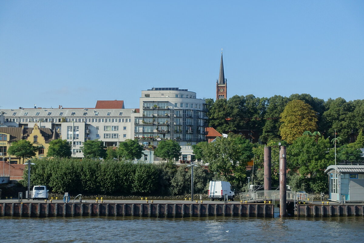 Hamburg am 3.9.2021: St. Pauli Hafenstrae mit der Ganztagsschule St. Pauli links neben dem runden Wohngebude an der Ecke / 