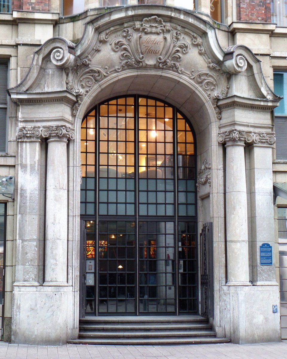 Hamburg am 7.12.2017: SDSEEHAUS, ursprnglicher Eingang in der Strae Lange Mhren. Das Kontorhaus wurde 1911-1912 erbaut. Die ersten Firmen die dort einzogen, waren im Sdseehandel ttig, daher der Name Sdseehaus. Heute wird das ganz Gebude von dem Bekleidungshaus Peek&Cloppenburg genutzt.