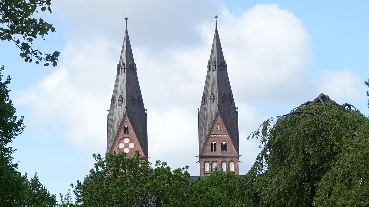 Hamburg am 7.5.2019: Trme des St. Marien-Domes im Stadtteil St. Georg  vom Lohmhlenpark gesehen / der 1893 fertigstellte Bau ist die Kathedralkirche des rmisch-katholischen Erzbistums Hamburg /
