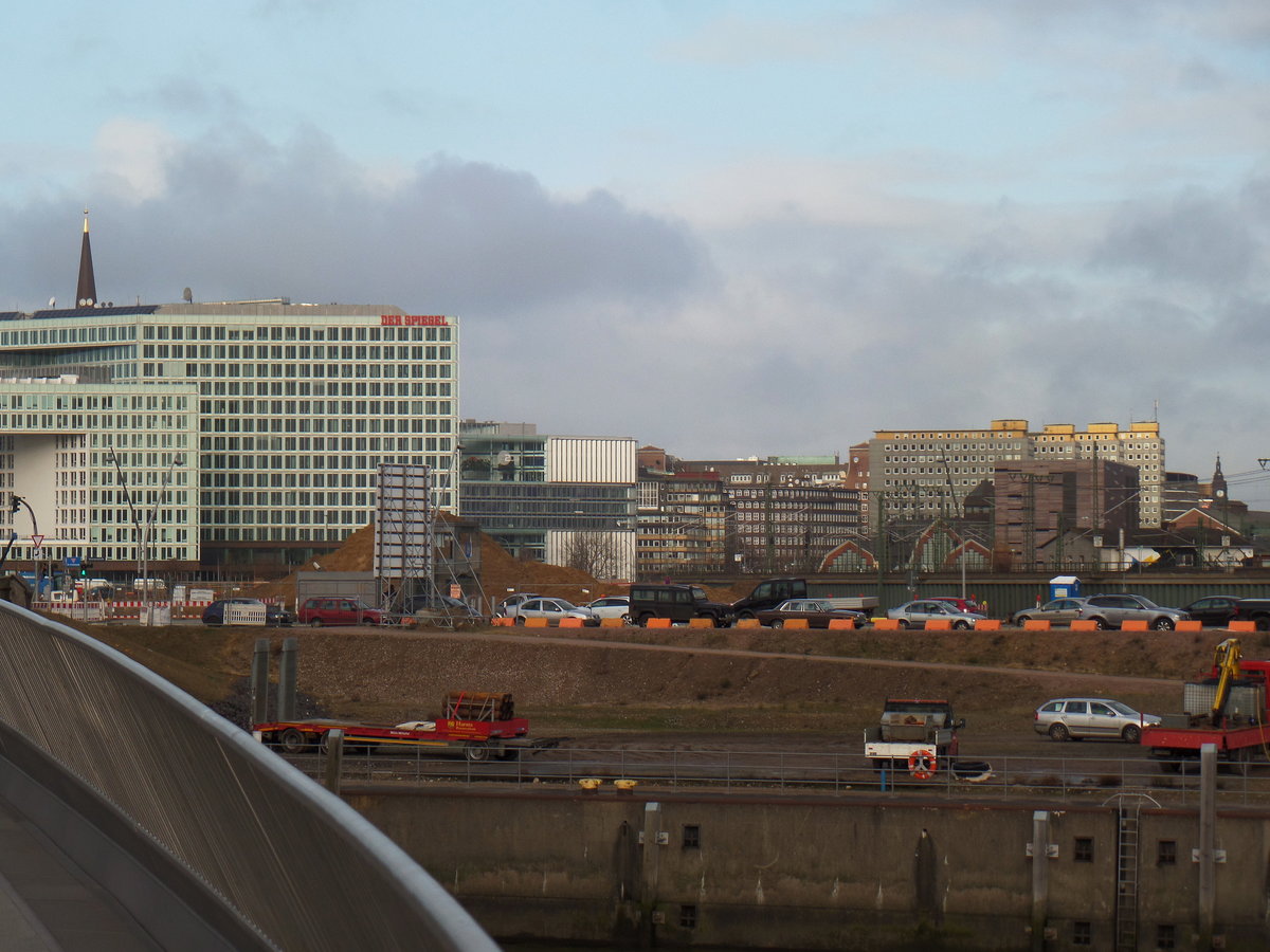 Hamburg am 9.12.2015: Blick von der Hafencity auf das Kontorhausviertel, rechts mit dem gelben Dach die in der Kritik stehenden City-Hof-Huser die abgerissen werden sollen /
