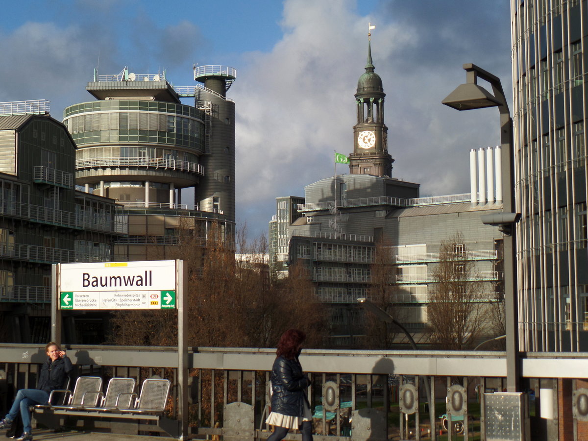 Hamburg am 9.12.2015: Blick von der U-Bahnstation Baumwall auf den Michel, links das Verlagsgebude von Gruner und Jahr /