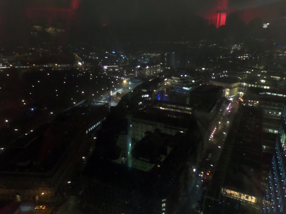 Hamburg am 9.12.2016: Blick aus dem 23. Stockwerk des Emporio-Haus am Valentinskamp, das Auenministertreffen war gerade zu Ende gegangen /