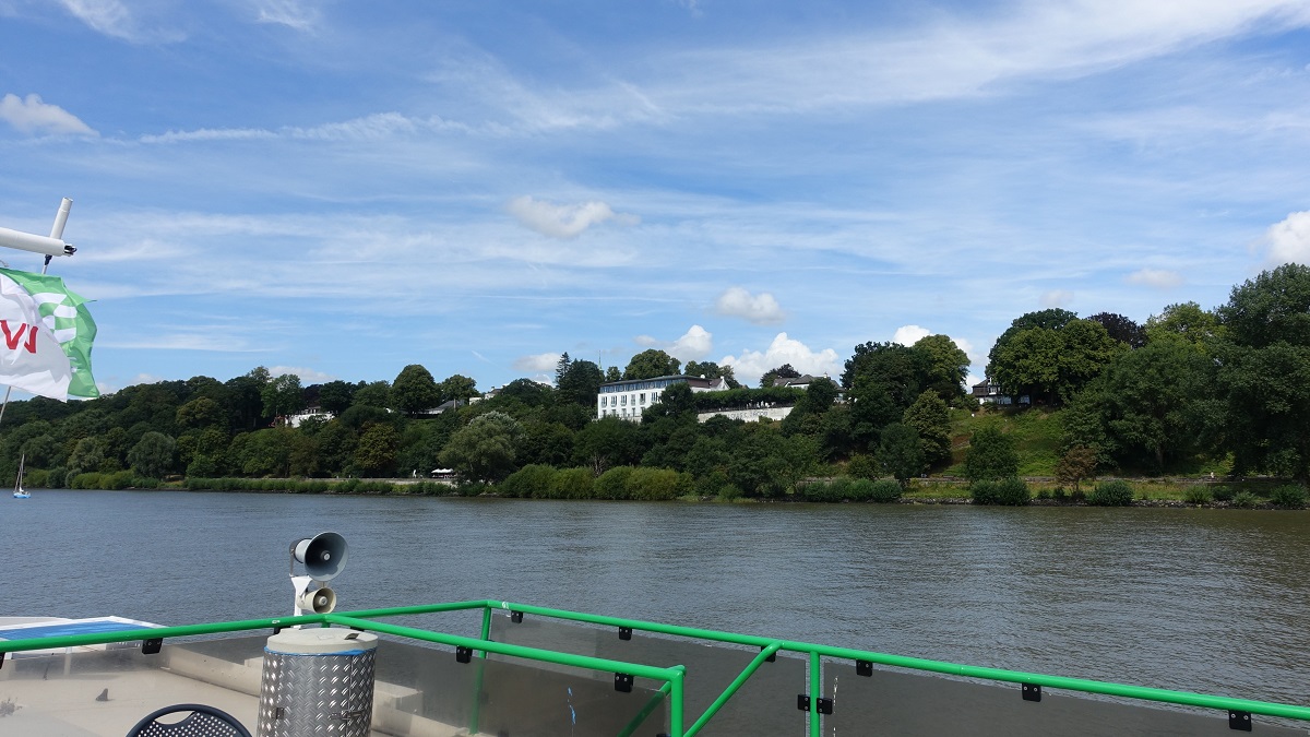 Hamburg am 9.8.2022: mit dem Schiff elbabwrts mit Blick auf das Nienstedtener Ufer mit dem Elbuferwanderweg /