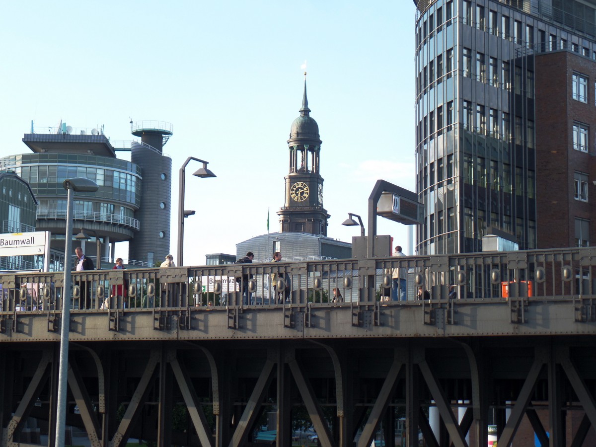 Hamburg am 9.9.2015: Vorsetzen mit U-Bahnhof Baumwall und St. Michaeliskirche