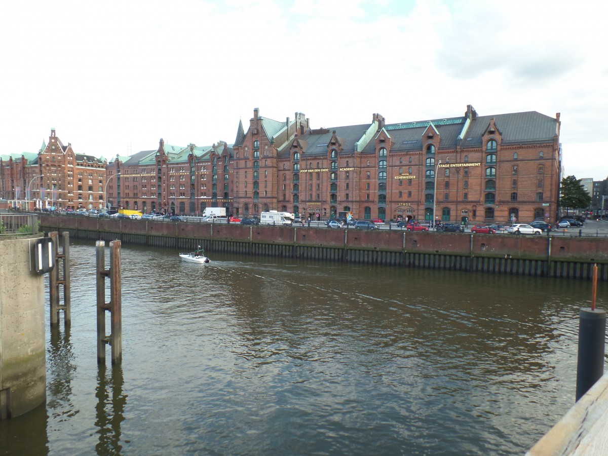 Hamburg am 9.9.2015: Zollkanal und Speicherstadt