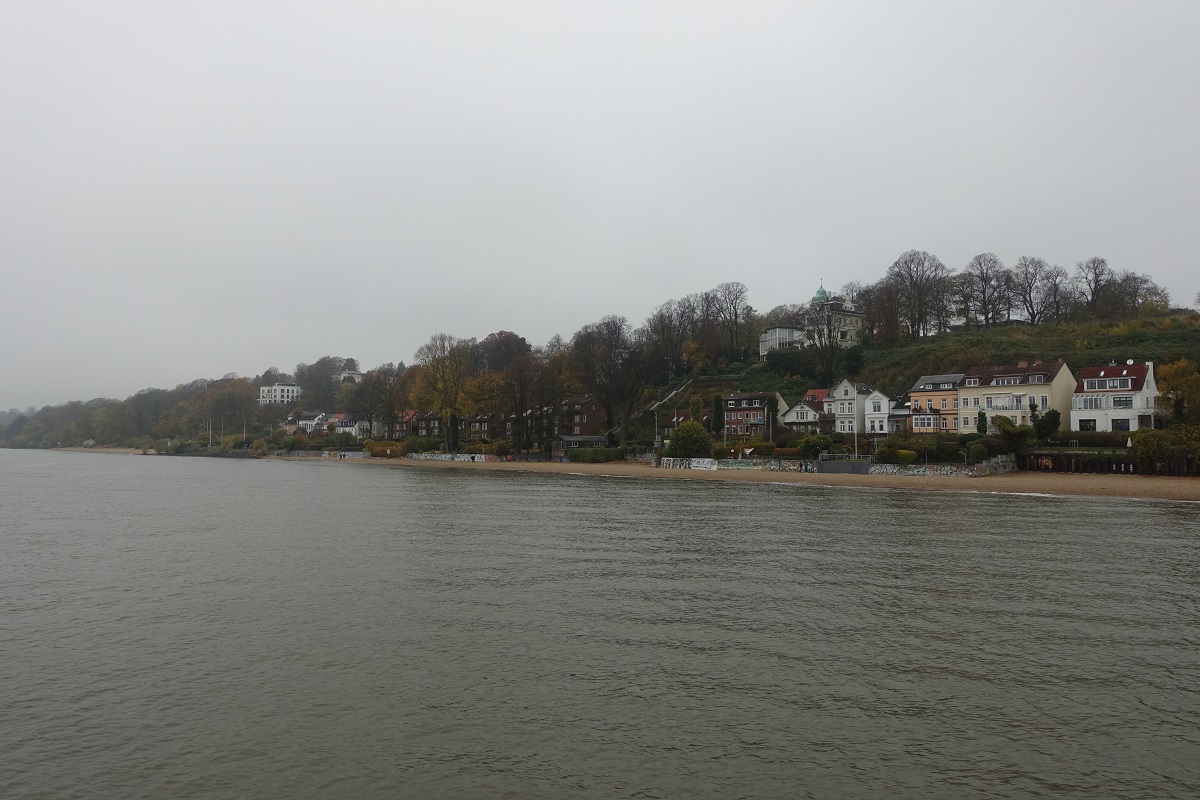 Hamburg am nebligen und trben 11.11.2020 (Karnevalsanfang): die Uferbebauung in velgnne von der HADAG-Fhre auf der Elbe gesehen