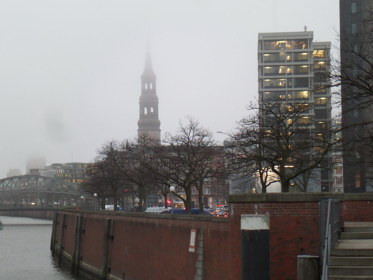 Hamburg bei Nebelwetter am 15.12.2016: Stimmungsfoto, Blick vom Zollkanal zur Katharinenkirche /