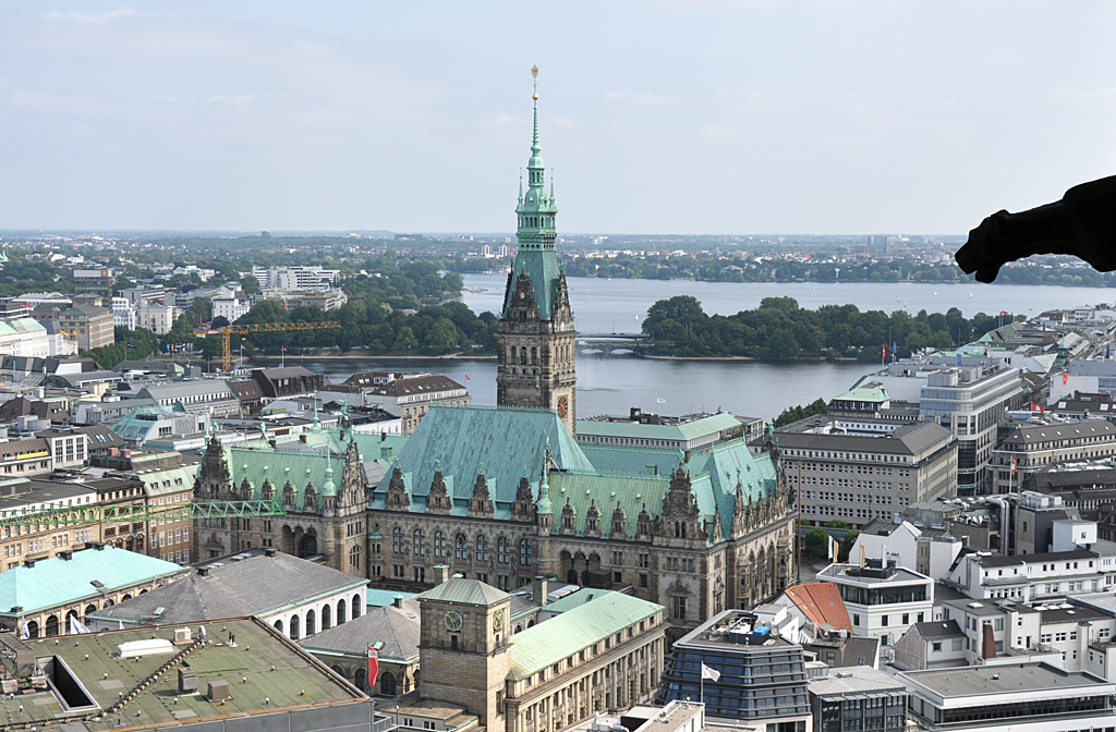 Hamburg - Blick vom Mahnmal St. Nikolai ber das Rathaus auf die Binnen- und Auenalster - 13.07.2013