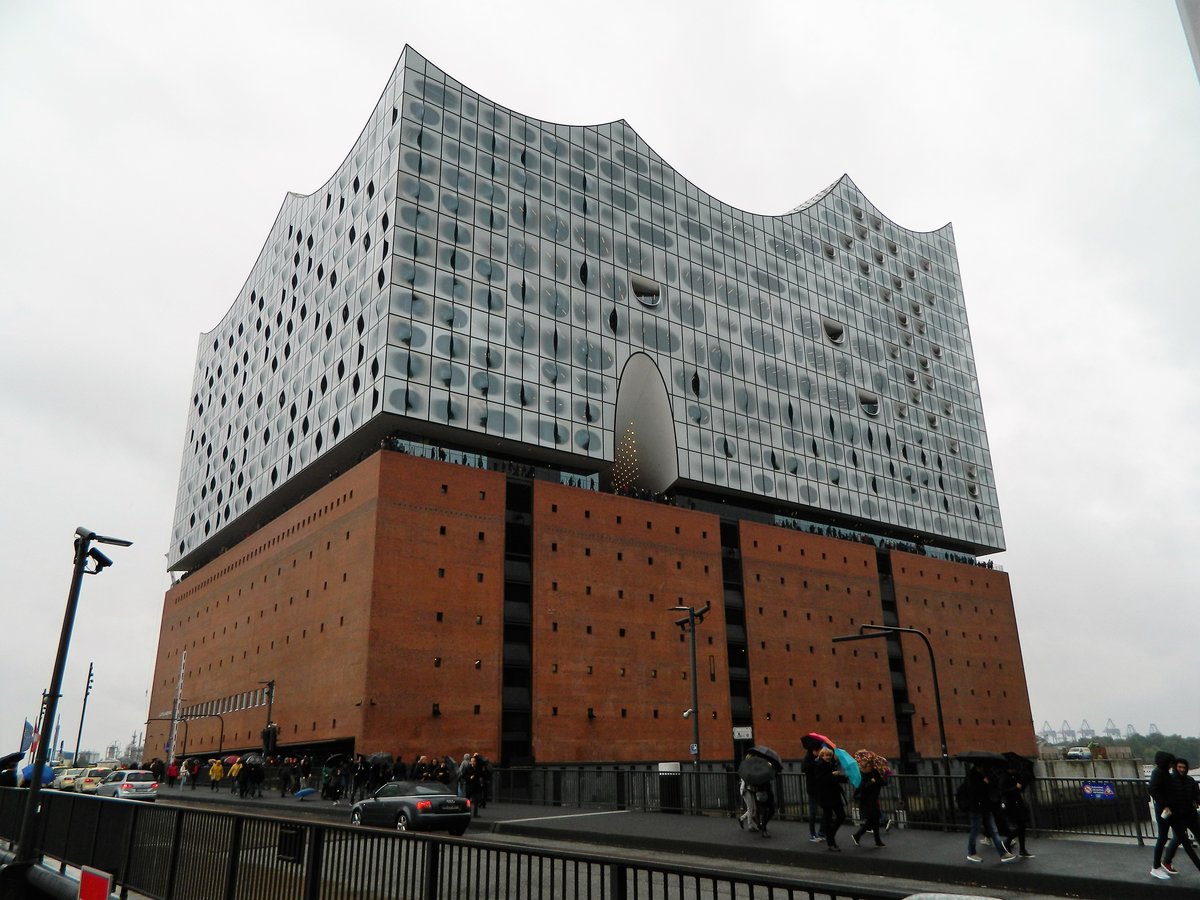 Hamburg, die  Elbphilharmonie  seit Januar 2017 ein neues Wahrzeichen der altehrwrdigen Hansestadt. Das 789 Millionen  teure Konzerthaus machte auch bei miserabelen Wetter am 07.10.2017 eine doch recht passable Figur.