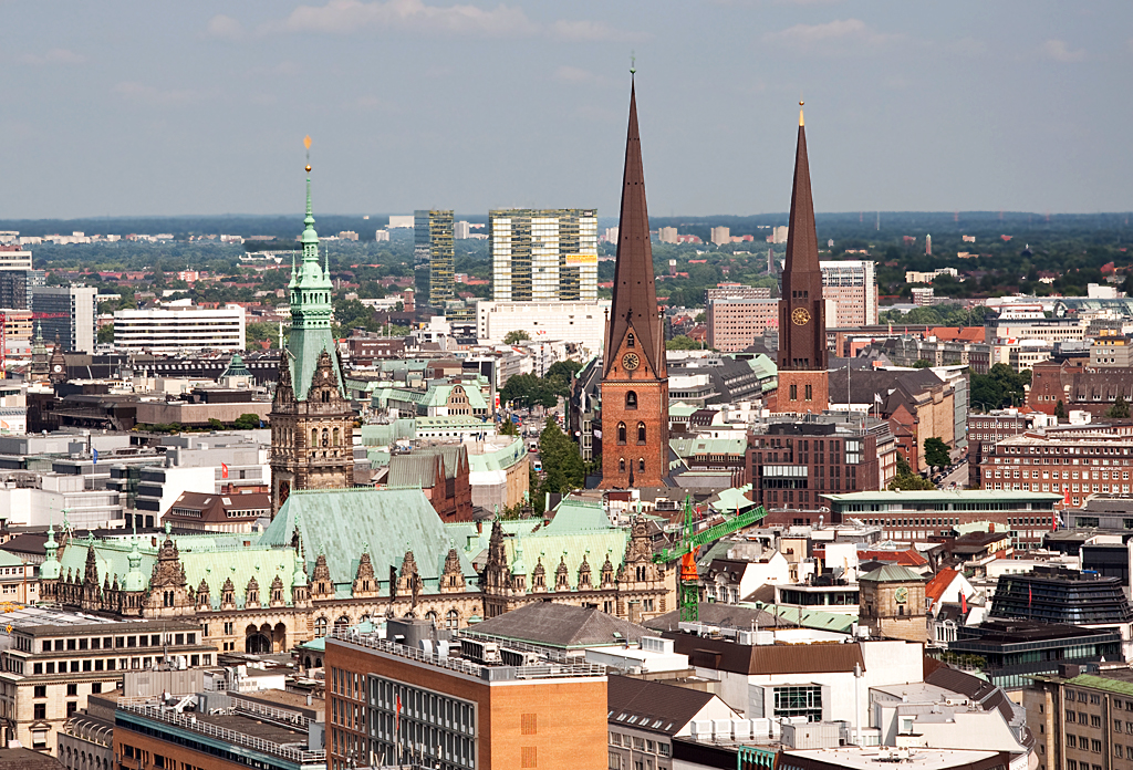 Hamburg-Innenstadt - mit den Trmen des Rathauses (grnes Dach), der St. Petri- und St. Jacobi-Kirche - 13.07.2013