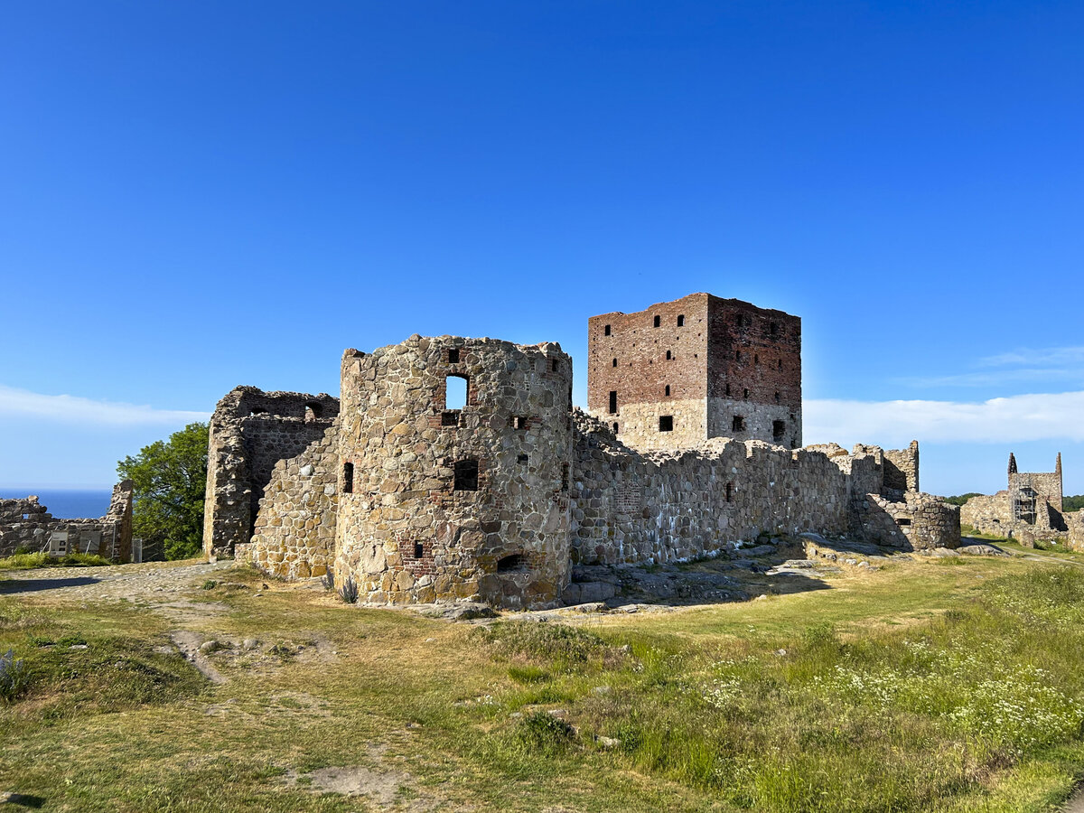 Hammershus auf der dnischen Ostseeinsel Bornholm wurde im Laufe des 13. Jahrhunderts erbaut und war bis ins 16. Jahrhundert hauptschlich im Besitz der Erzbischfe von Lund. Aufnahme: 16. Juni 2023.