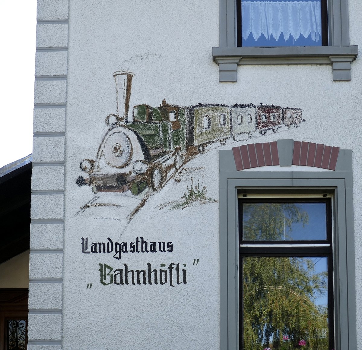 Hammerstein, Ortsteil von Kandern, Fassadenmalerei statt Wirtshausschild am Landgasthof  Bahnhfli , direkt an der Kandertalbahn, Sept.2020