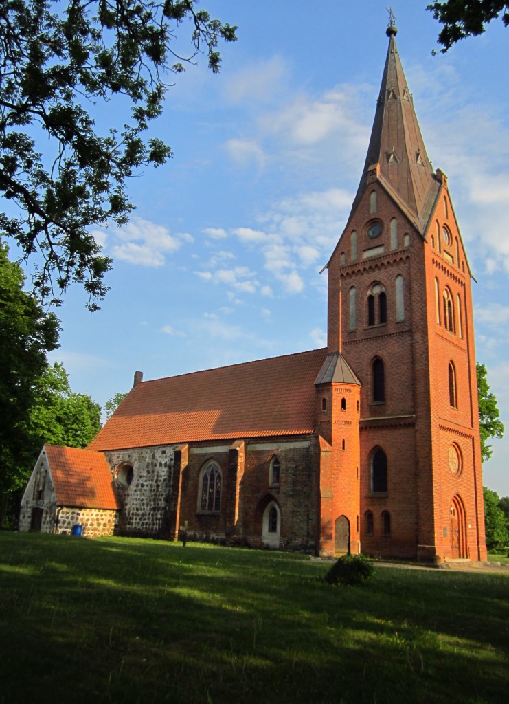 Hanshagen, gotische Ev. Kirche, erbaut im 15. Jahrhundert, zweijochiger Saalbau aus 
Backstein mit Strebepfeiler, westlicher Kirchturm erbaut 1885 durch Theodor Prfer (22.05.2012)
