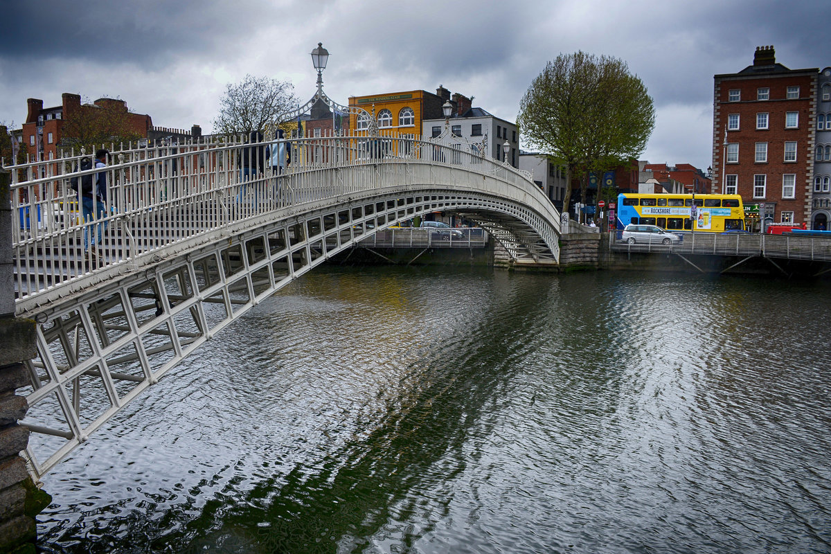 Ha'Penny Bridge und der Fluss Liffey im Stadtzentrum von Dublin. Aufnahme: 11. Mai 2018.
