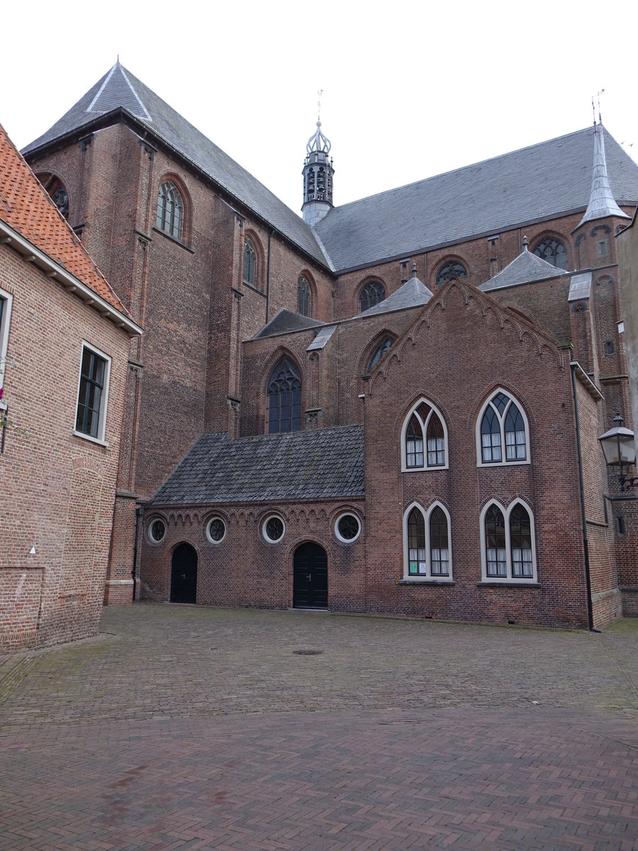 Harderwijk, sptgotische Niederl. Ref. Liebfrauenkirche, erbaut im 15. Jahrhundert (21.08.2016)
