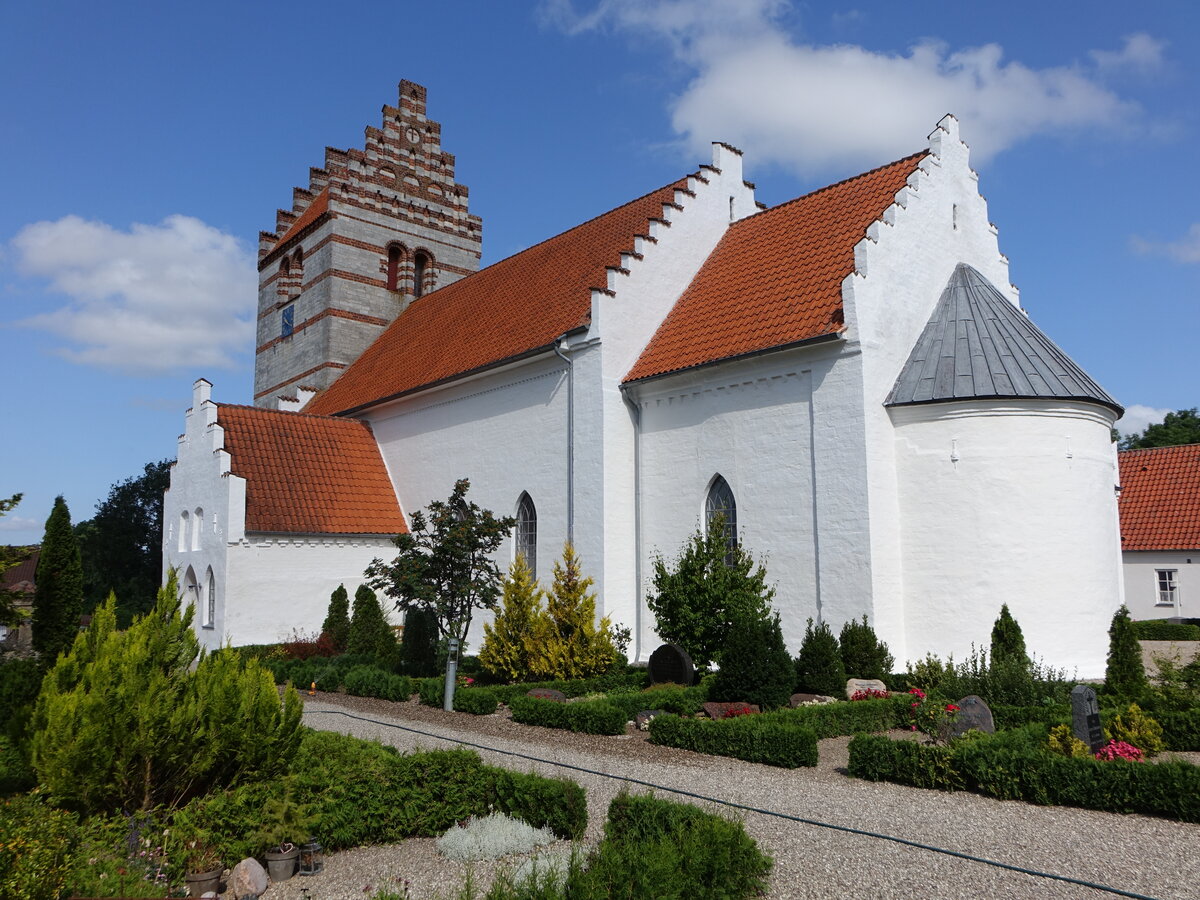 Harlev, evangelische Dorfkirche, romanisch erbaut im 12. Jahrhundert aus Kreidestein (19.07.2021)