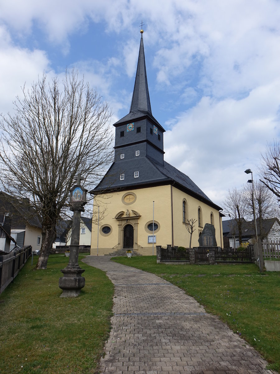 Halach, Wallf. Kirche St. Maria und Vierzehn Nothelfer, Saalbau mit Sandsteingliederungen, Satteldach und spitzbehelmtem Fassadenturm, erbaut von 1645 bis 1646 (14.04.2017)