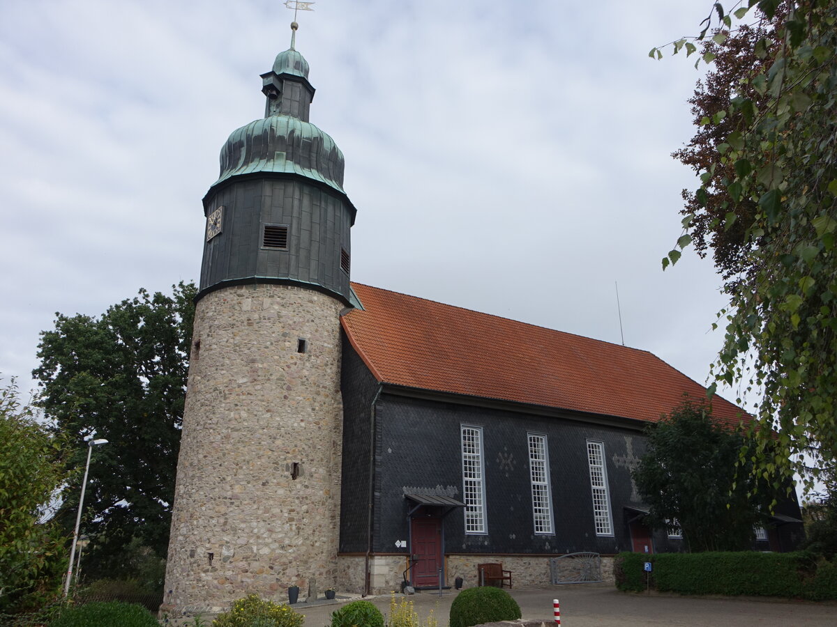 Hattorf am Harz, evangelische St. Pankratius Kirche, Kirchturm erbaut im 11. Jahrhundert, Langhaus erbaut von 1755 bis 1756 (01.10.2023)