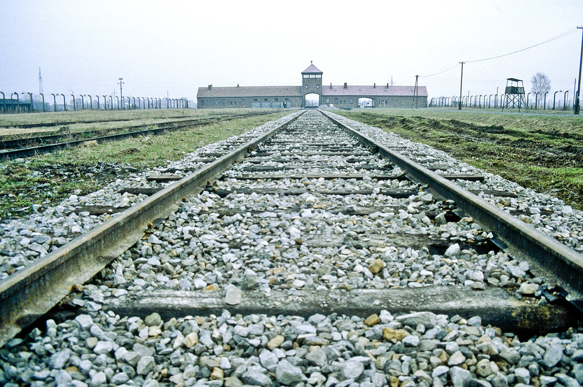 Haupttor und Eisenbahn zum Vernichtungslager Auschwitz-Birkenau. Bild vom Dia. Aufnahme: April 1992.