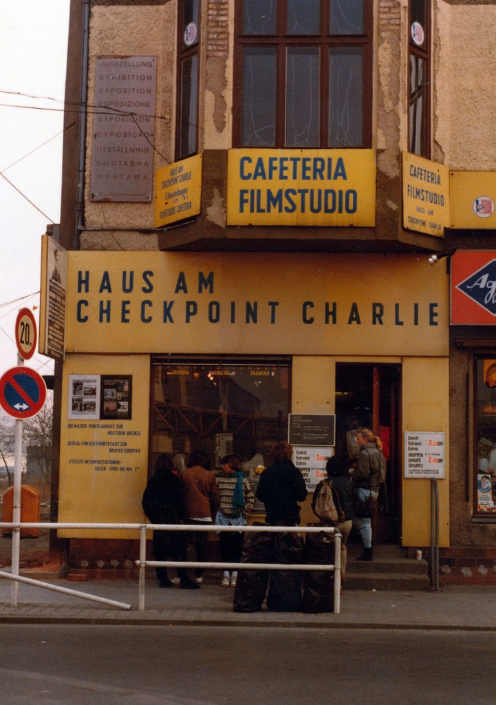 Haus am Checkpoint Charlie in Berlin. Aufnahme: Mrz 1984 (digitalisiertes Negativfoto).
