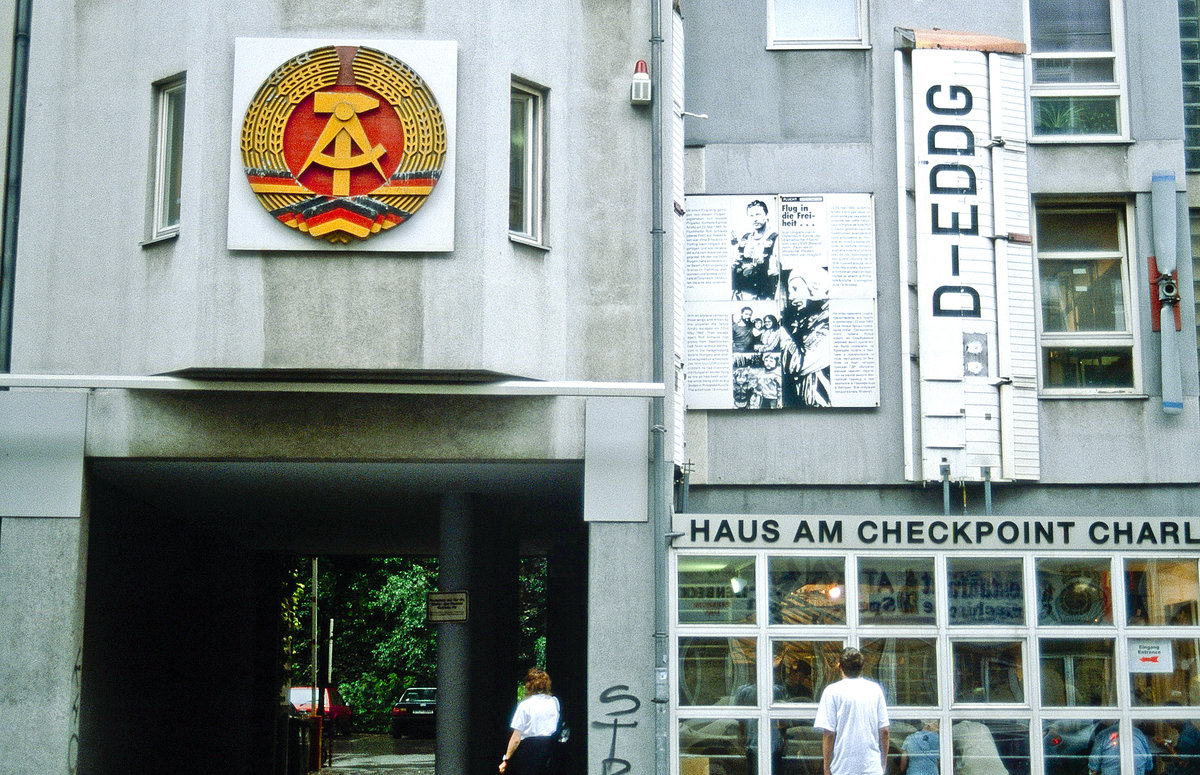 Haus am Checkpoint Charlie in Berlin. Bild vom Dia. Aufnahme: Juni 2001.