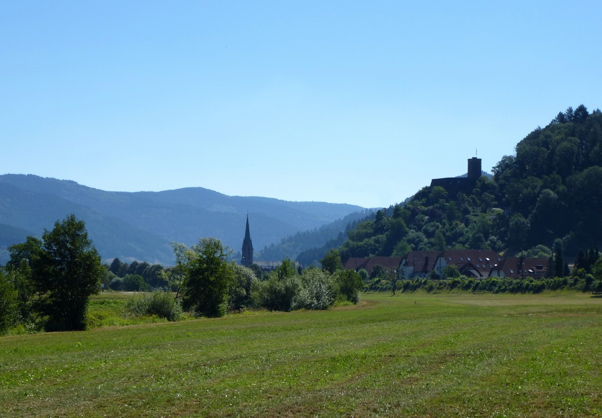 Hausach, Blick auf den Ort mit der Burgruine Husen, Aug.2015