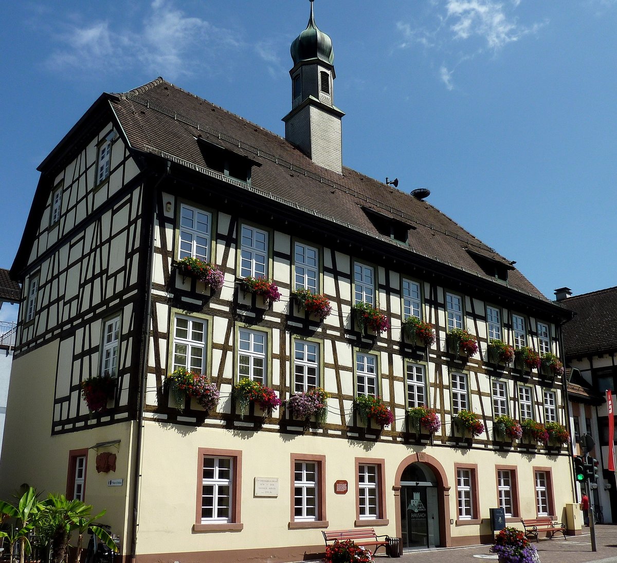Hausach, das Rathaus der ca.5800 Einwohner zhlenden Stadt im Kinzigtal/mittlerer Schwarzwald, Juli 2012