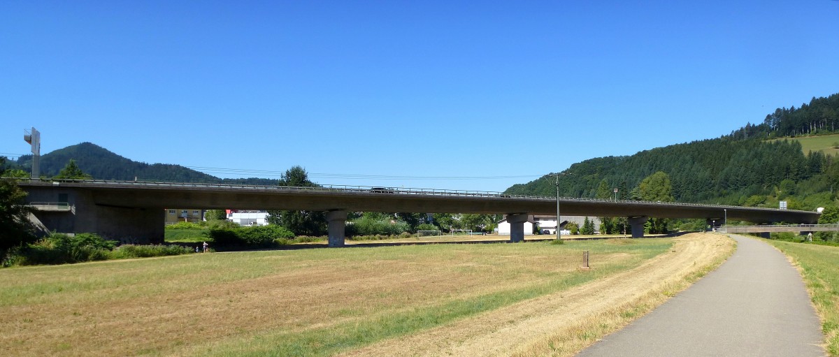 Hausach, die Straenbrcke der B294 ber die Kinzig, Aug.2015