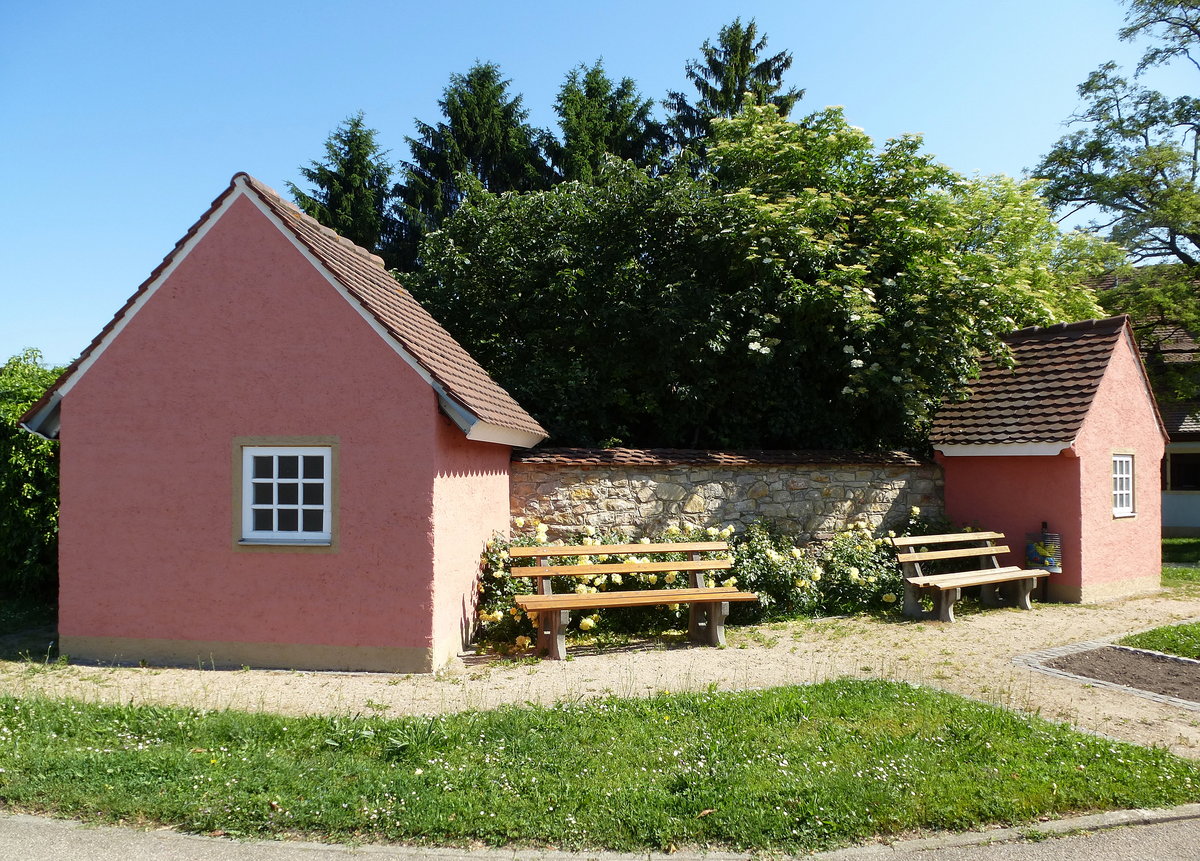 Hausen a.M., die beiden Waaghuschen von 1892 und 1903 dienten zumWiegen von landwirtschaftlichen Produkten, von 2013-15 wurden Platz und Gebude renoviert und neu gestaltet, Mai 2017